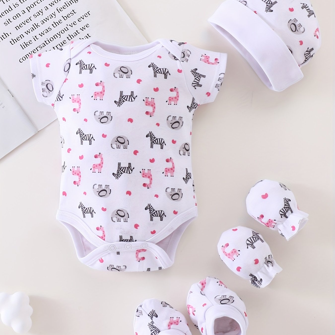 4pcs Set Children's Triangle Romper Baby Summer Fashion Short Sleeve Onesie 0.0-9.84ft Cute Giraffe Zebra Pattern Casual Bodysuit + Hat + Gloves + Socks, Newborn Gift Set, Perfect for Outdoor