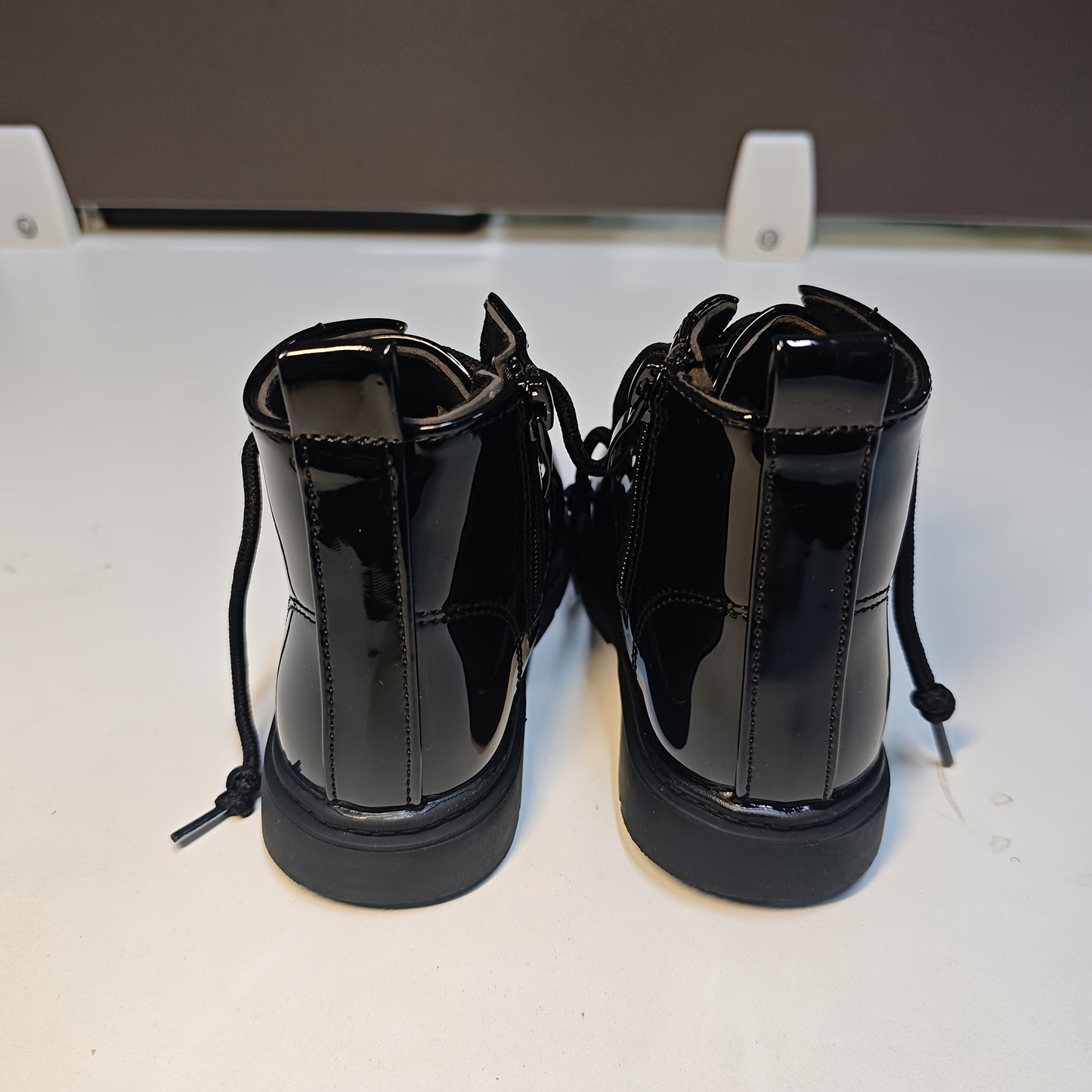 Preppy Style Solid Color Low Top Sneakers for Girls with Zipper Closure and Rubber Sole