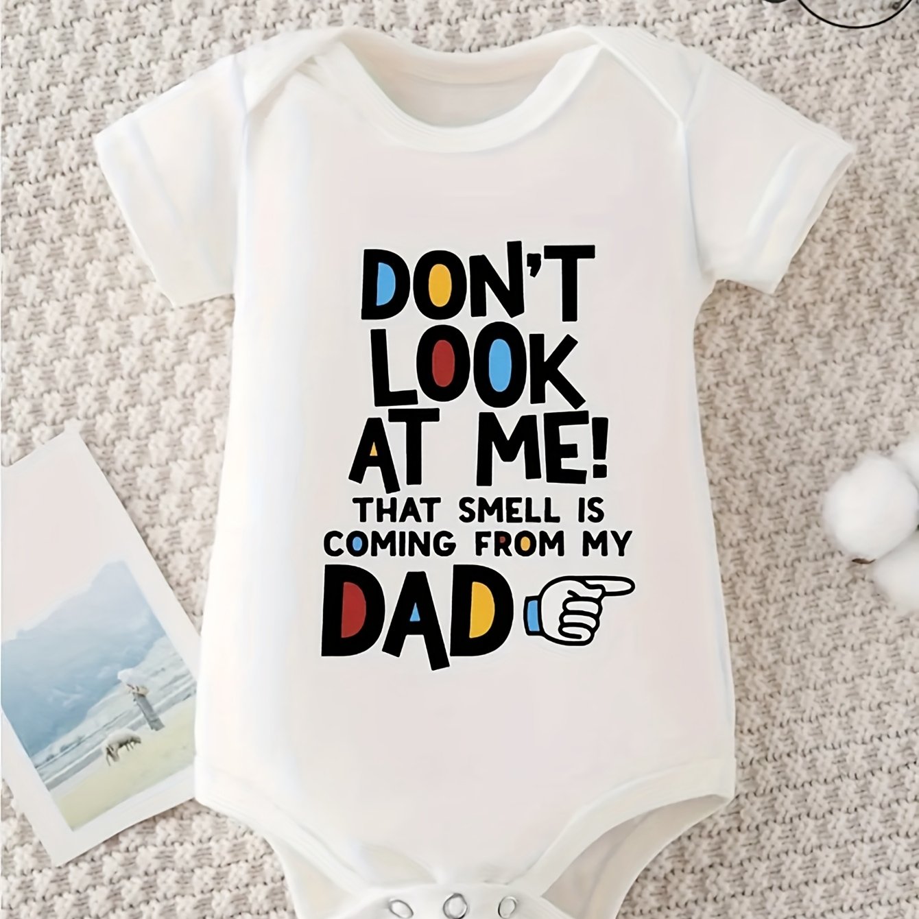 Fun "Don'T Look at Me, The Smell Comes from My Dad" Cotton Baby Romper - White Short-Sleeved Romper, Suitable for Newborn Boys, Casual And Comfortable Summer Wear, Machine Washable, Perfect for The Latest Pop Baby Outdoors Fa