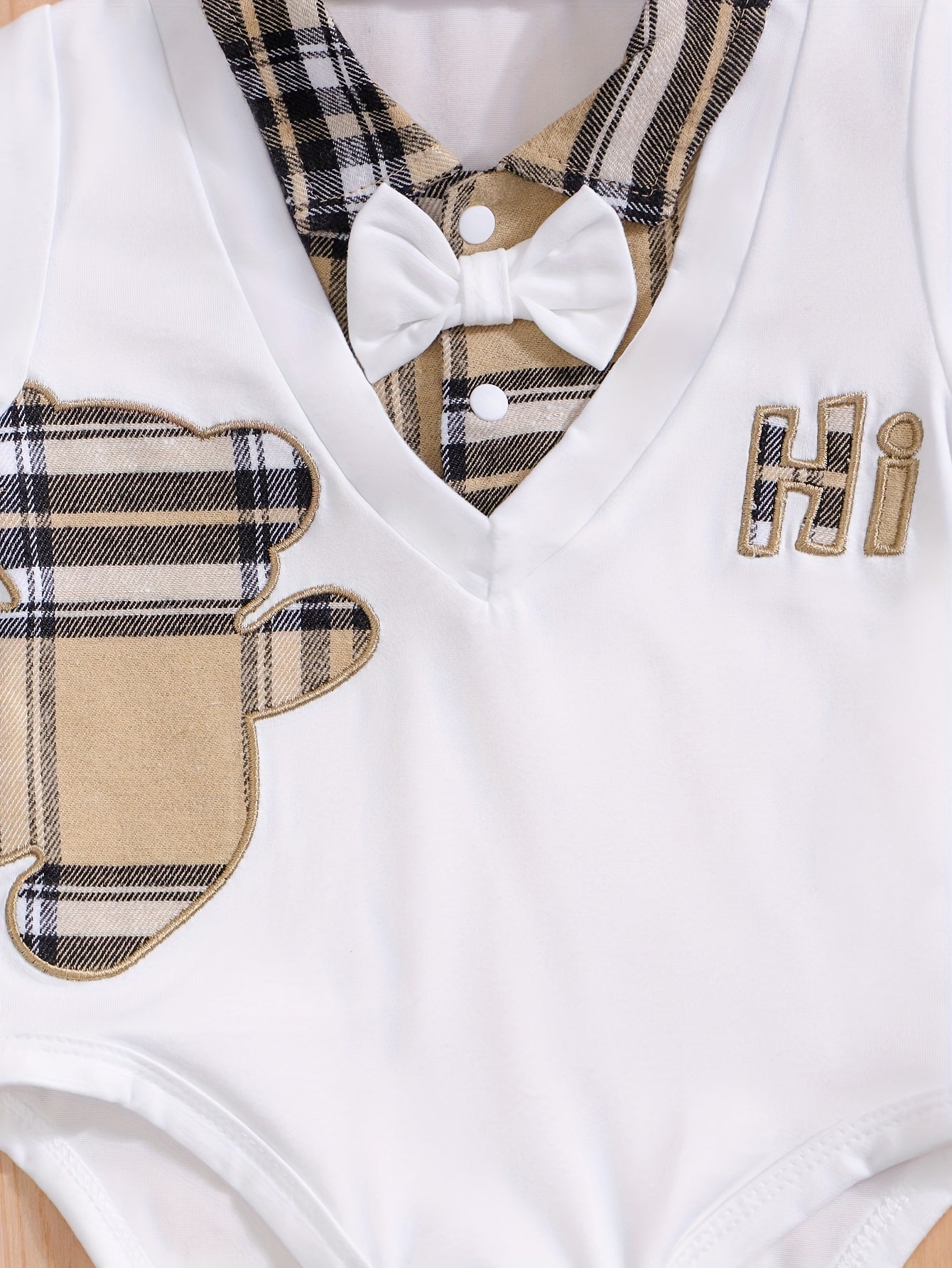 Two Piece Baby Set With Cartoon Bear Pattern And Embroidered Checkered Patches For Spring