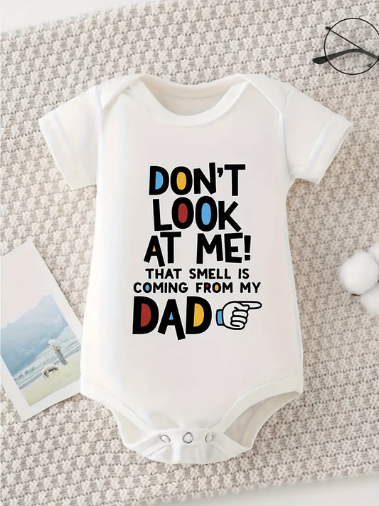 Fun "Don'T Look at Me, The Smell Comes from My Dad" Cotton Baby Romper - White Short-Sleeved Romper, Suitable for Newborn Boys, Casual And Comfortable Summer Wear, Machine Washable, Perfect for The Latest Pop Baby Outdoors Fa